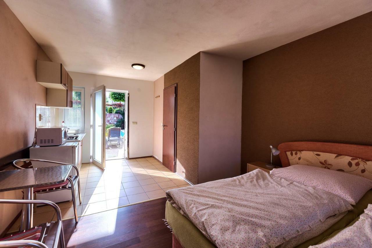 Apartmanovy Dom Red Hotel Bellegszencse Kültér fotó