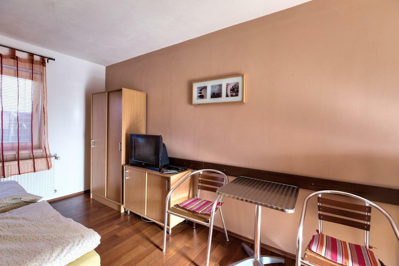 Apartmanovy Dom Red Hotel Bellegszencse Kültér fotó