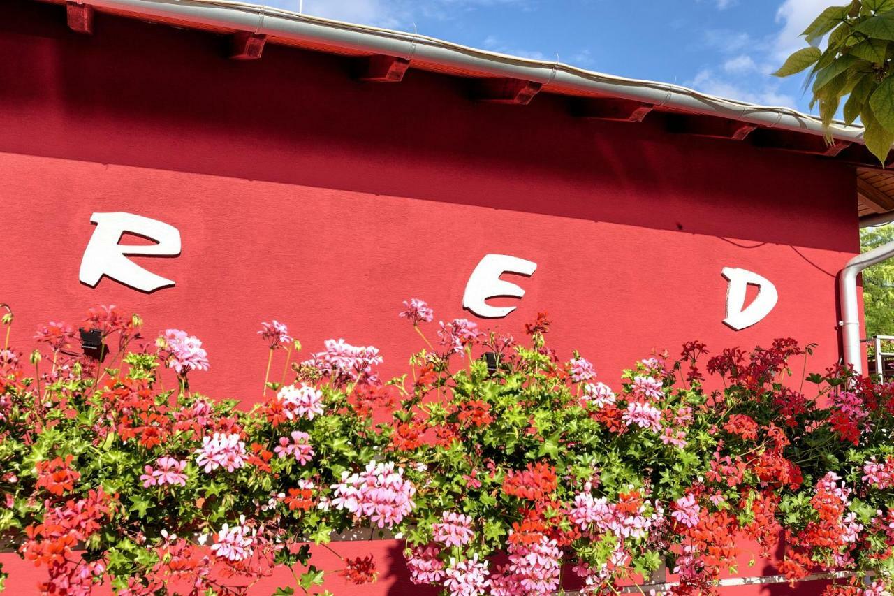 Apartmanovy Dom Red Hotel Bellegszencse Kültér fotó
