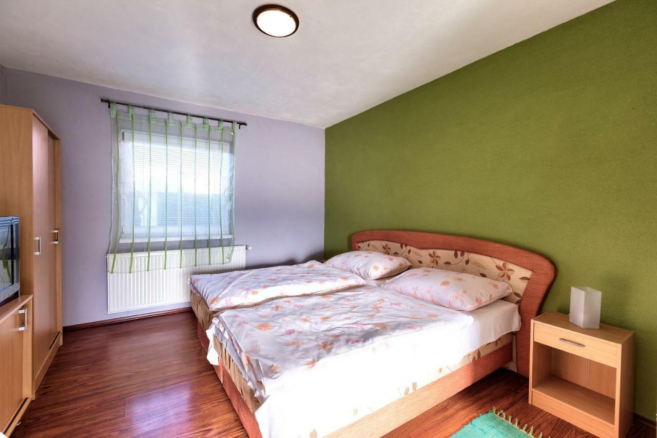 Apartmanovy Dom Red Hotel Bellegszencse Kültér fotó
