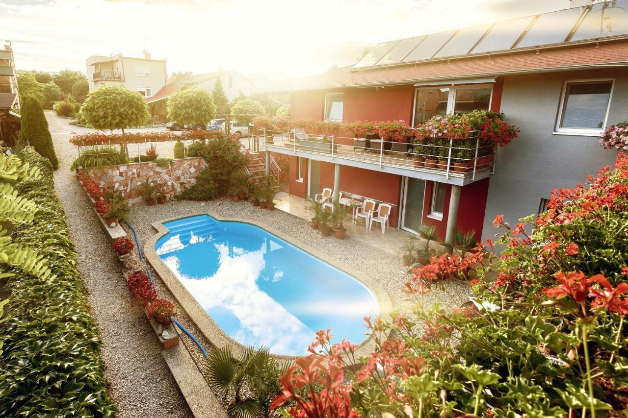 Apartmanovy Dom Red Hotel Bellegszencse Kültér fotó