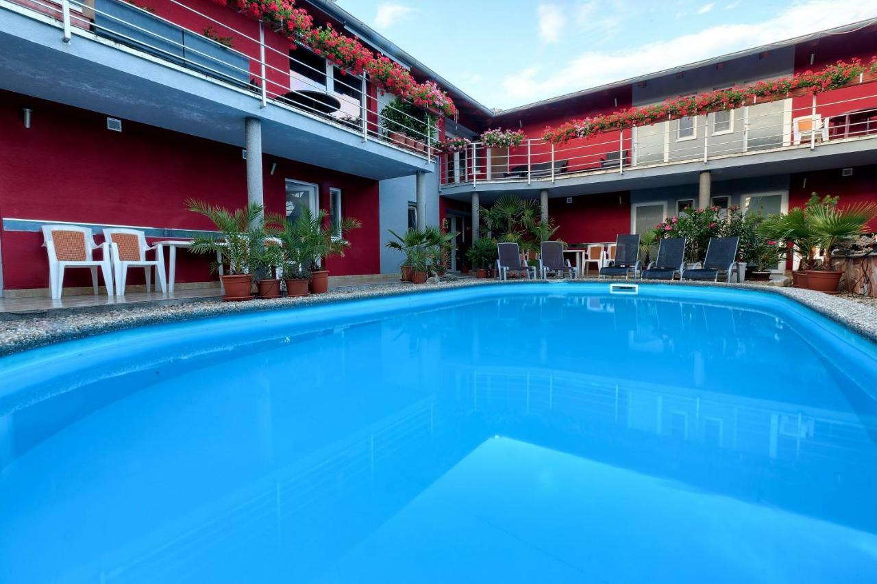 Apartmanovy Dom Red Hotel Bellegszencse Kültér fotó