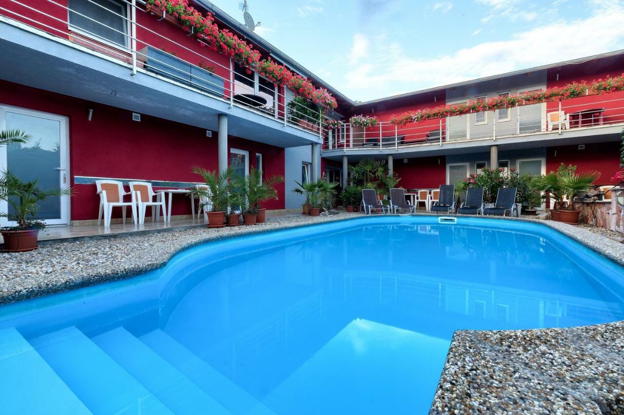 Apartmanovy Dom Red Hotel Bellegszencse Kültér fotó
