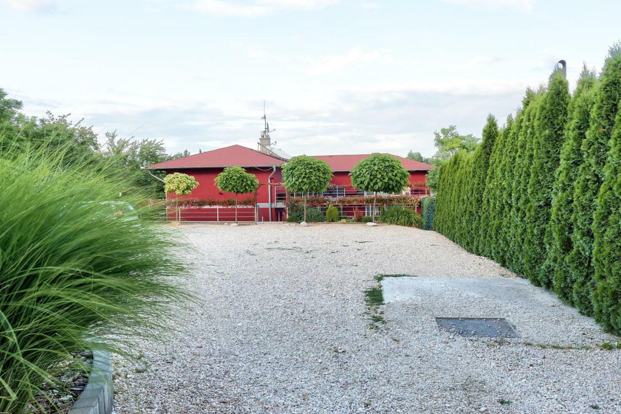 Apartmanovy Dom Red Hotel Bellegszencse Kültér fotó