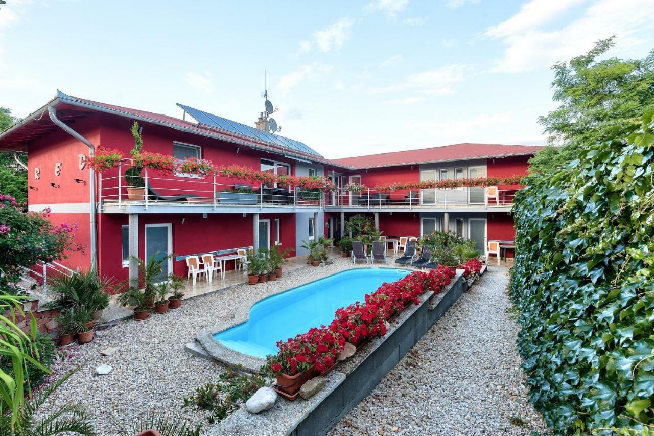 Apartmanovy Dom Red Hotel Bellegszencse Kültér fotó