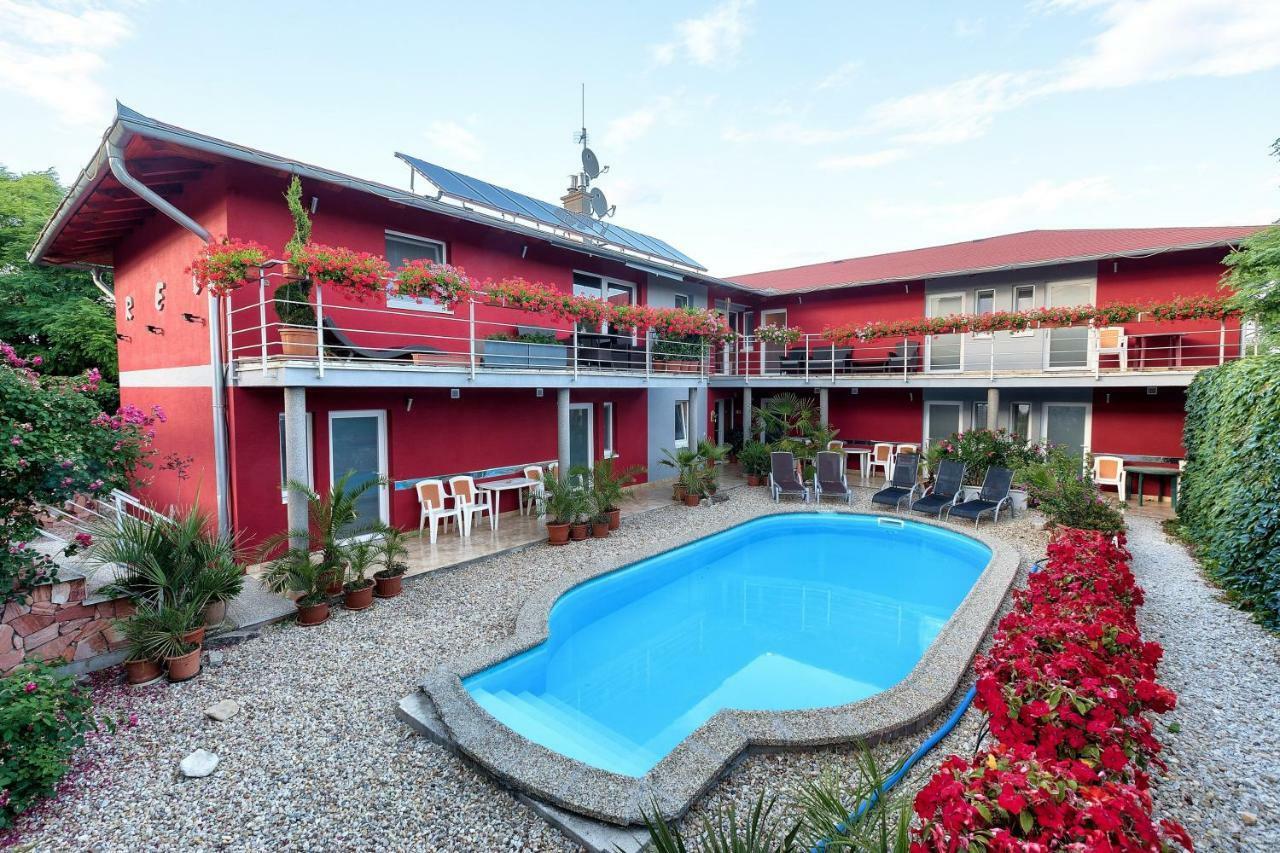 Apartmanovy Dom Red Hotel Bellegszencse Kültér fotó