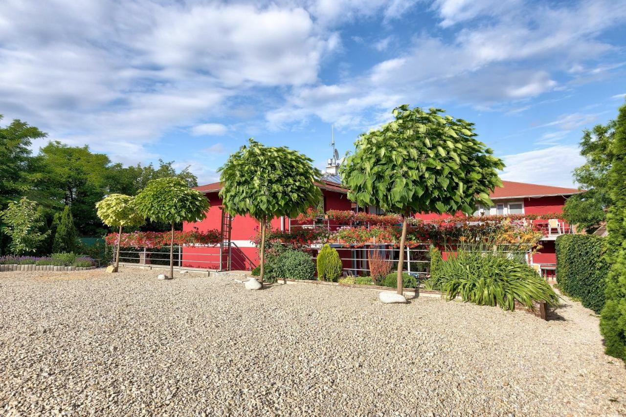 Apartmanovy Dom Red Hotel Bellegszencse Kültér fotó