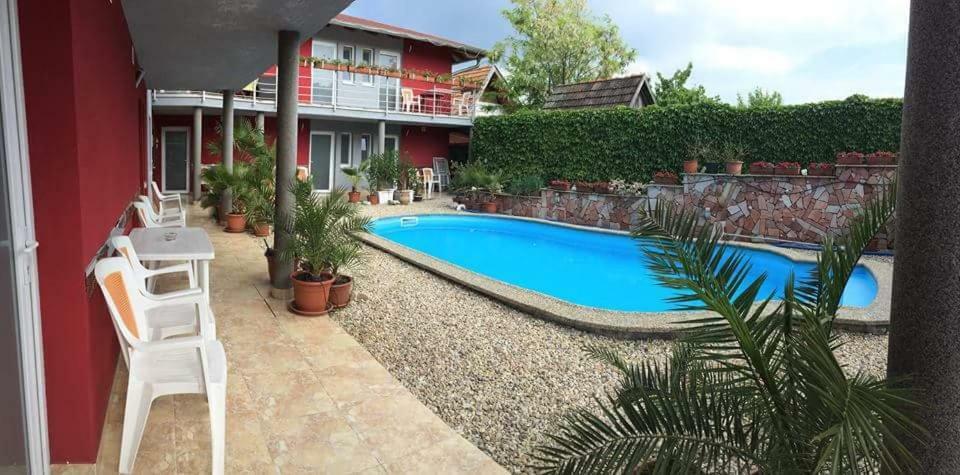 Apartmanovy Dom Red Hotel Bellegszencse Kültér fotó