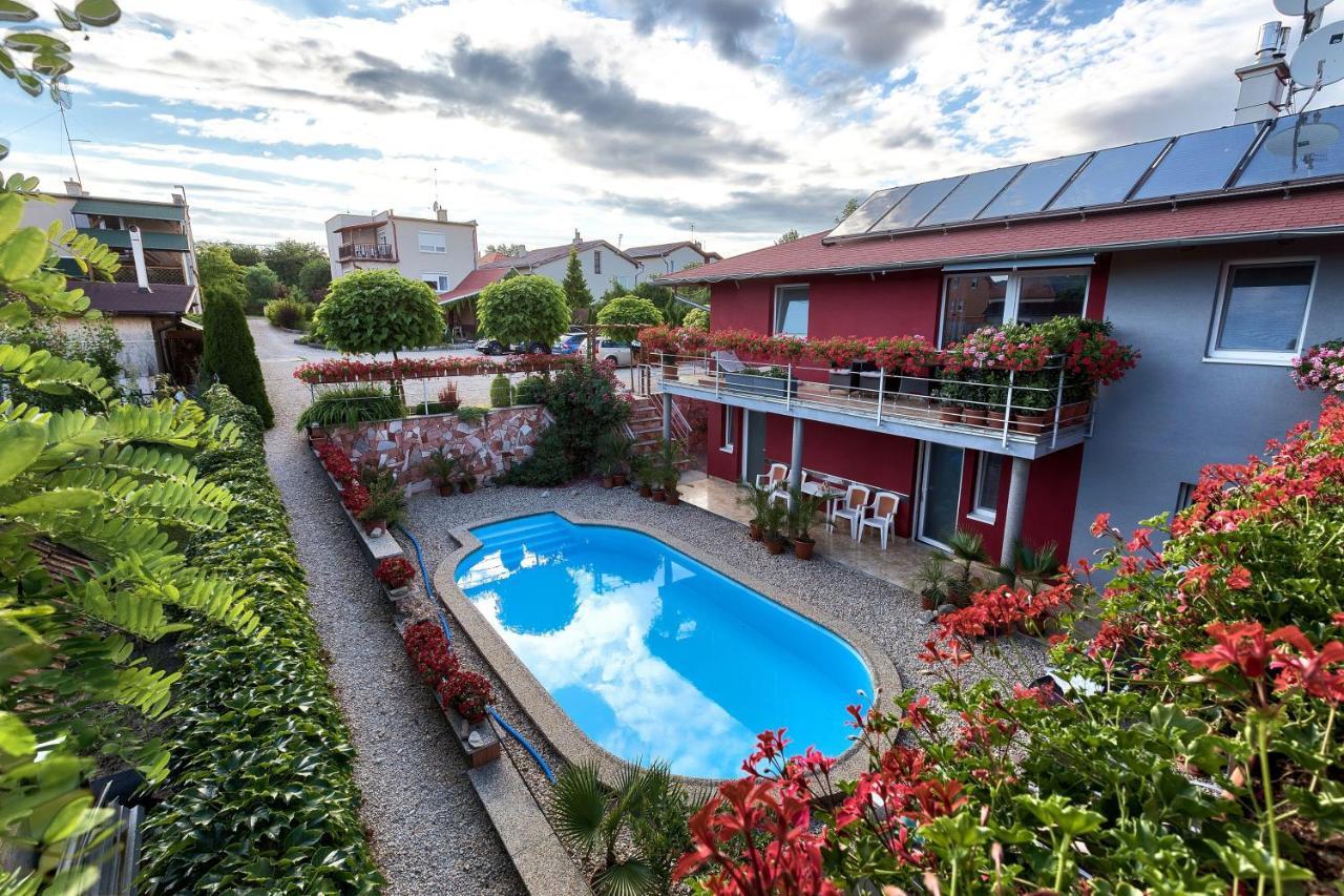Apartmanovy Dom Red Hotel Bellegszencse Kültér fotó